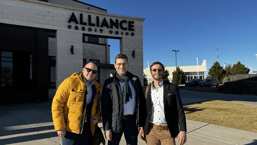 Das JeroCom-Team vor der Alliance Credit Union in Texas
