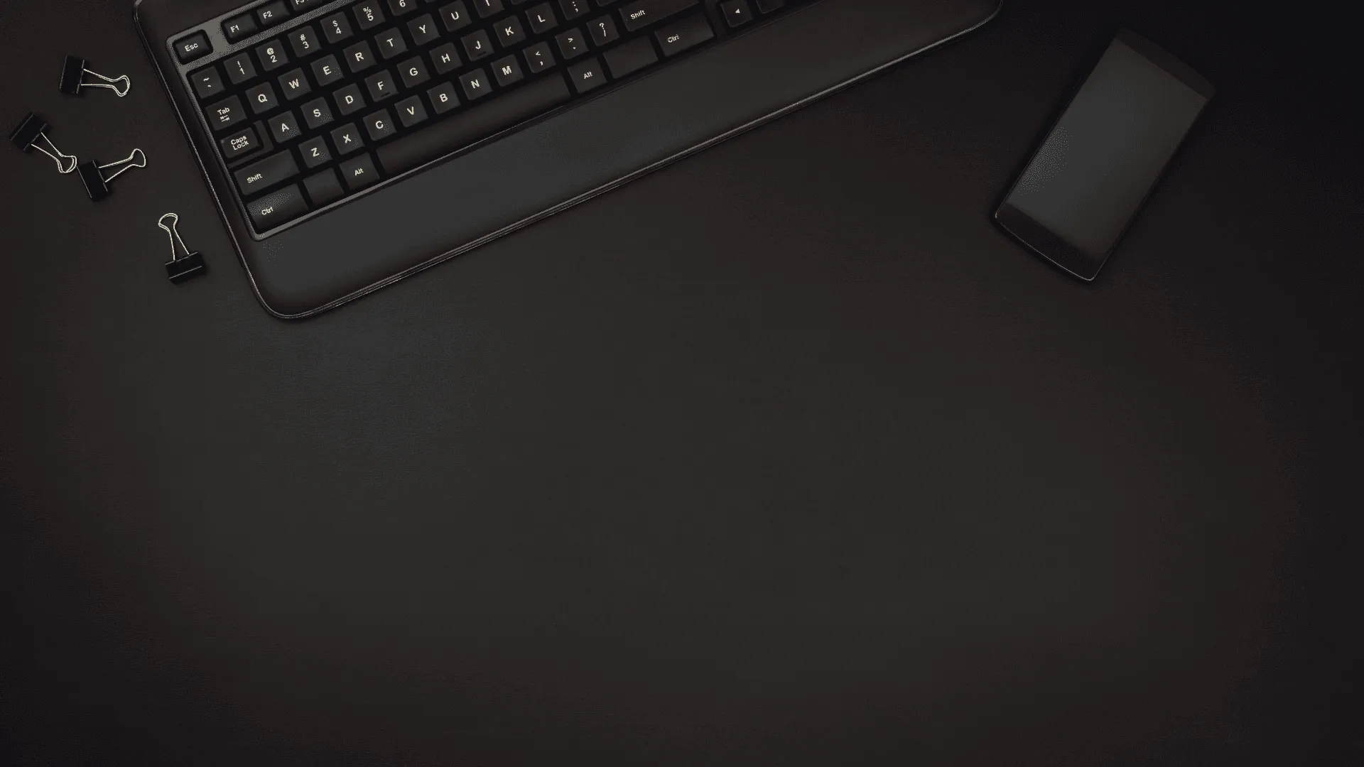 Schreibtisch mit Tastatur und Handy