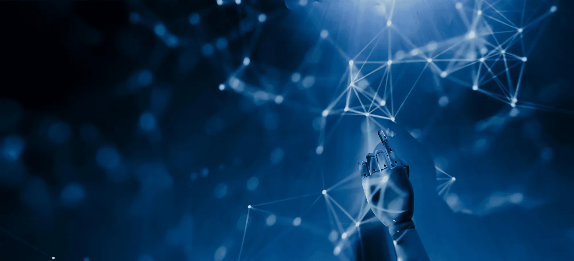 Künstliche Intelligenz Konzept: Roboterhand interagiert mit digitalem Netzwerk aus Datenpunkten und Verbindungen auf blauem Hightech-Hintergrund