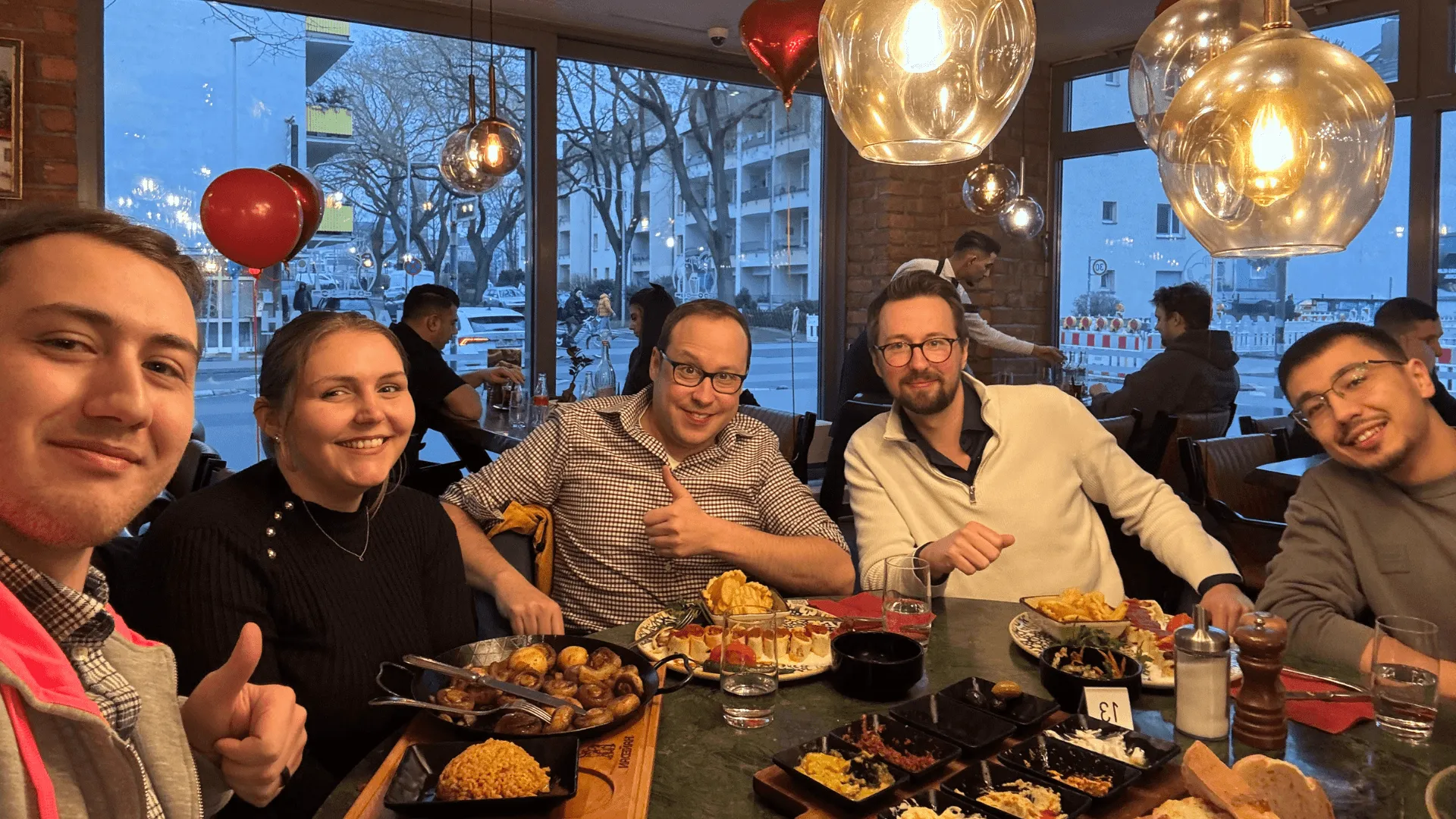 Das Team beim gemeinsamen Essen